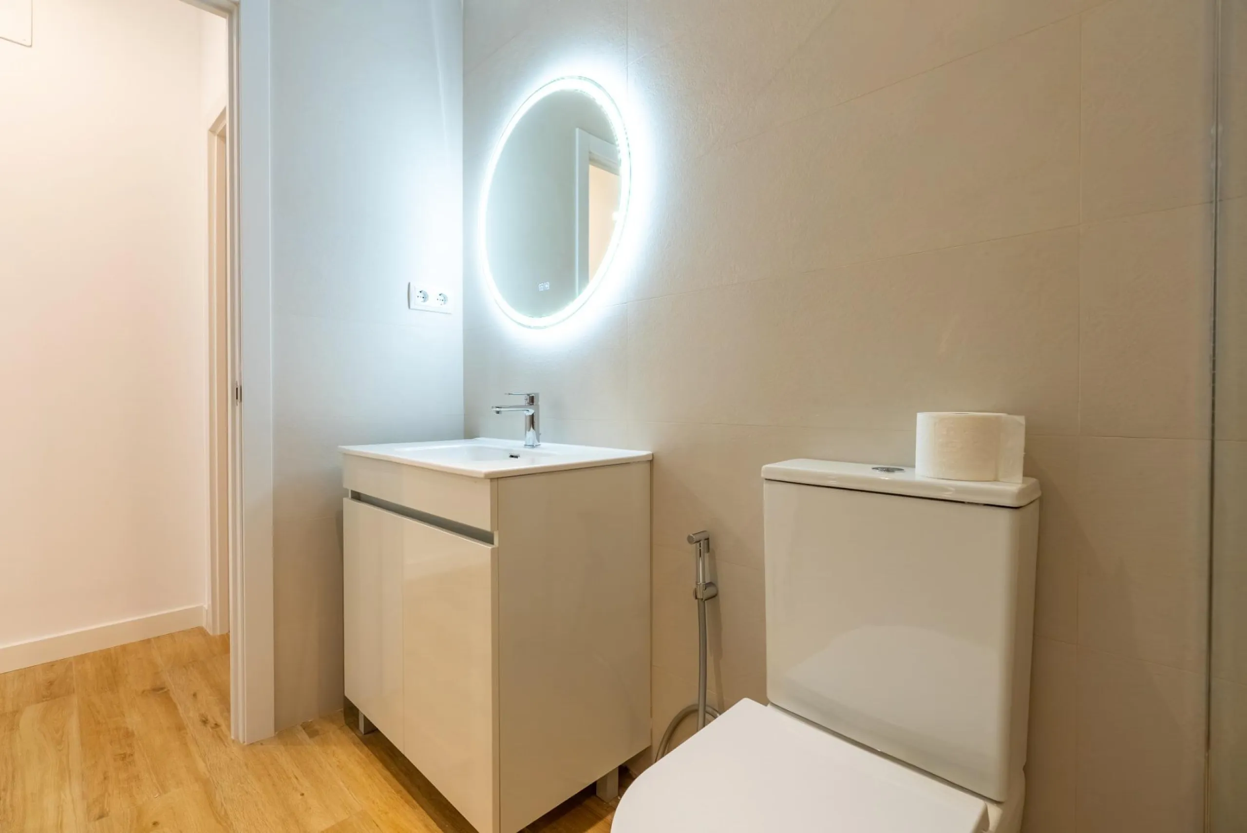 FULLY RENOVATED BRAND-NEW EXTERIOR APARTMENT IN LAVAPIÉS–EMBAJADORES, MADRID