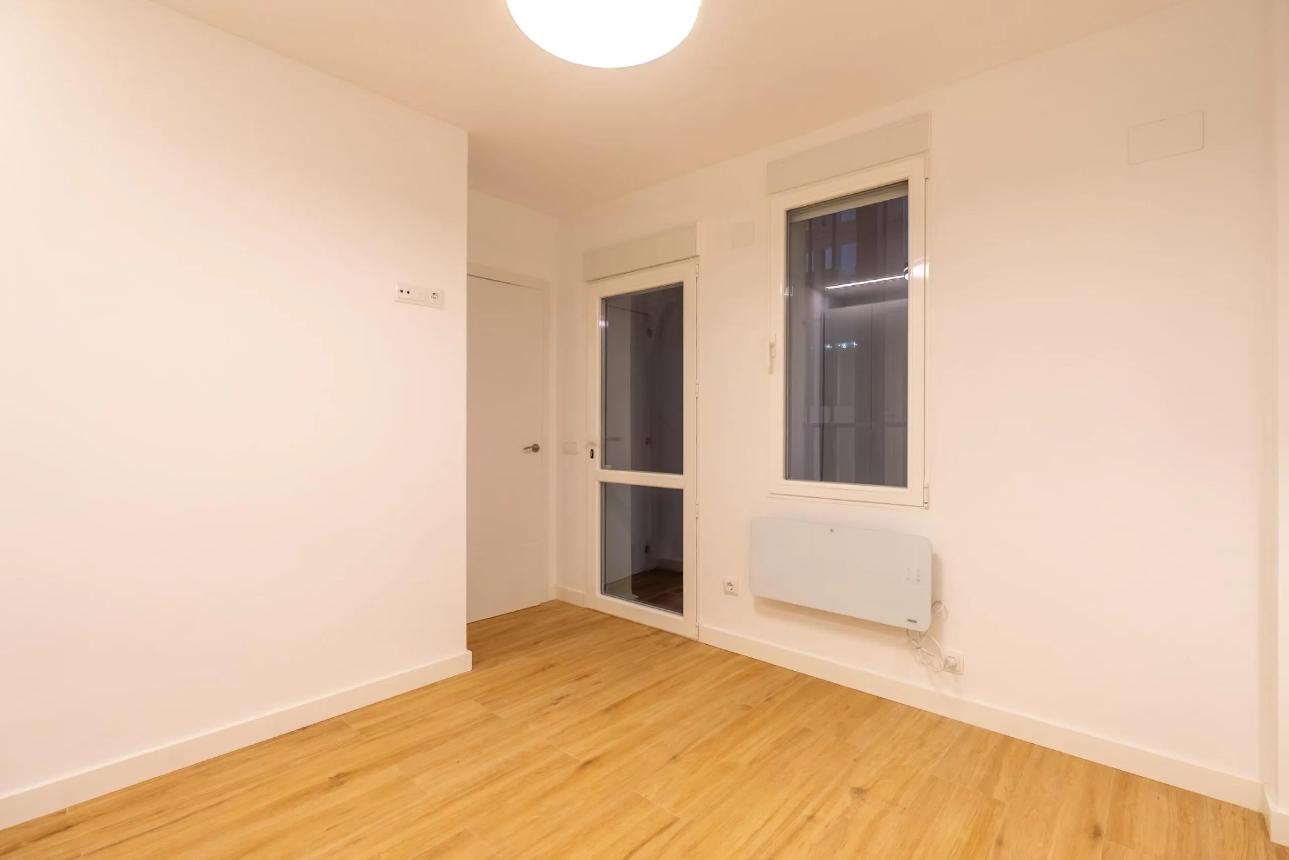 FULLY RENOVATED BRAND-NEW EXTERIOR APARTMENT IN LAVAPIÉS–EMBAJADORES, MADRID