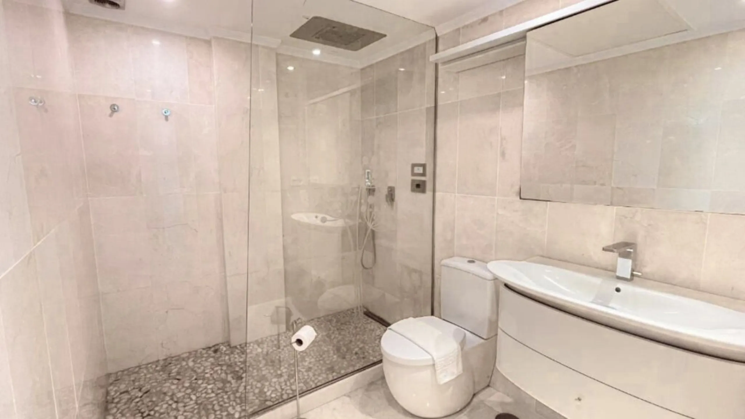Exklusive renovierte Wohnung mit zwei Schlafzimmern in einer renommierten Hotelanlage in Nueva Andalucía, Marbella