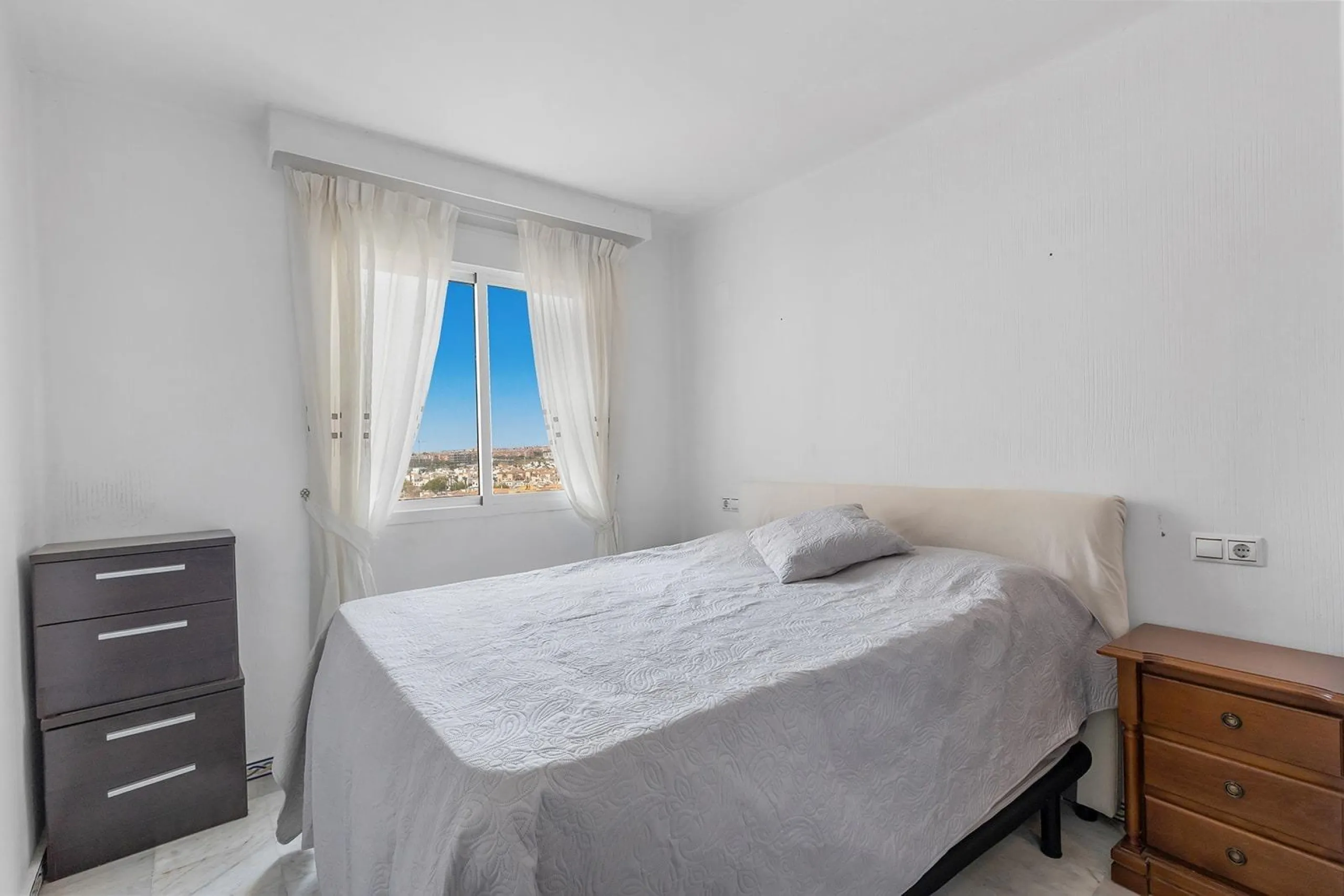 ¡ATALAYAS! 2 HABITACIONES Y 2 BAÑOS CON VISTAS DESPEJADAS + PISCINA