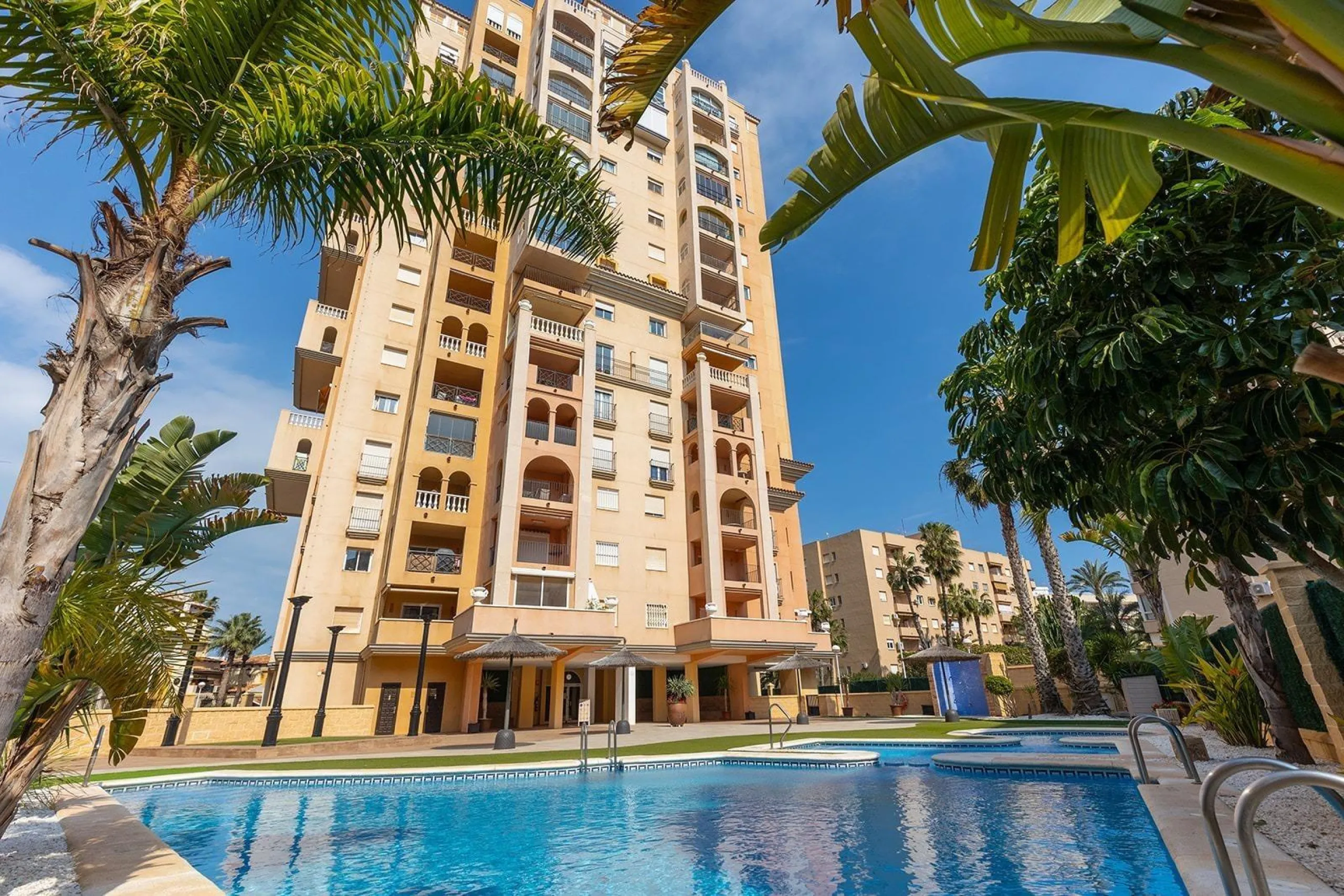 ¡ATALAYAS! 2 HABITACIONES Y 2 BAÑOS CON VISTAS DESPEJADAS + PISCINA