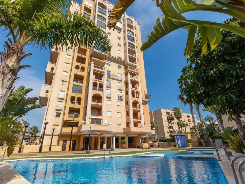 ¡ATALAYAS! 2 HABITACIONES Y 2 BAÑOS CON VISTAS DESPEJADAS + PISCINA