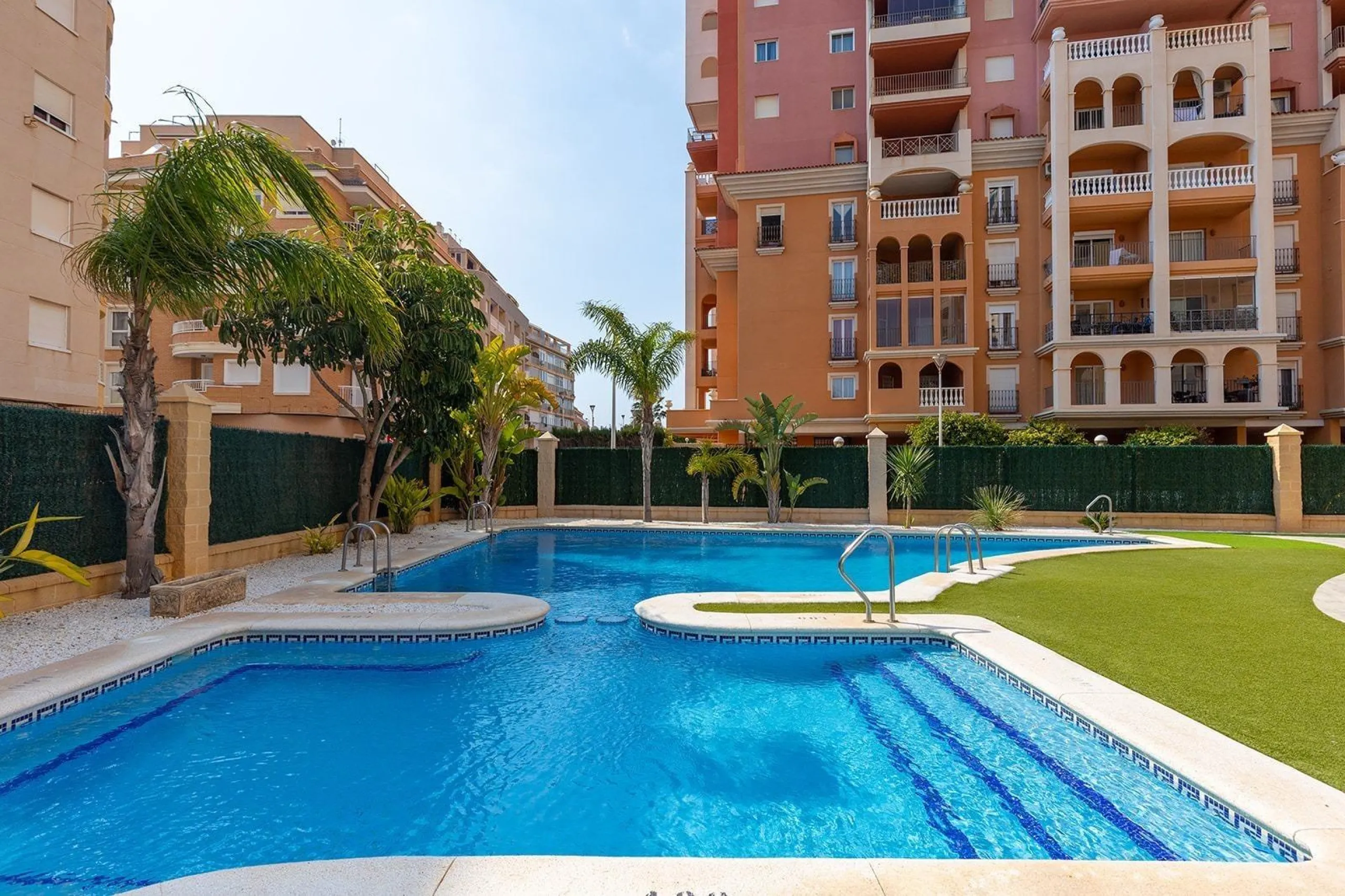 ¡ATALAYAS! 2 HABITACIONES Y 2 BAÑOS CON VISTAS DESPEJADAS + PISCINA