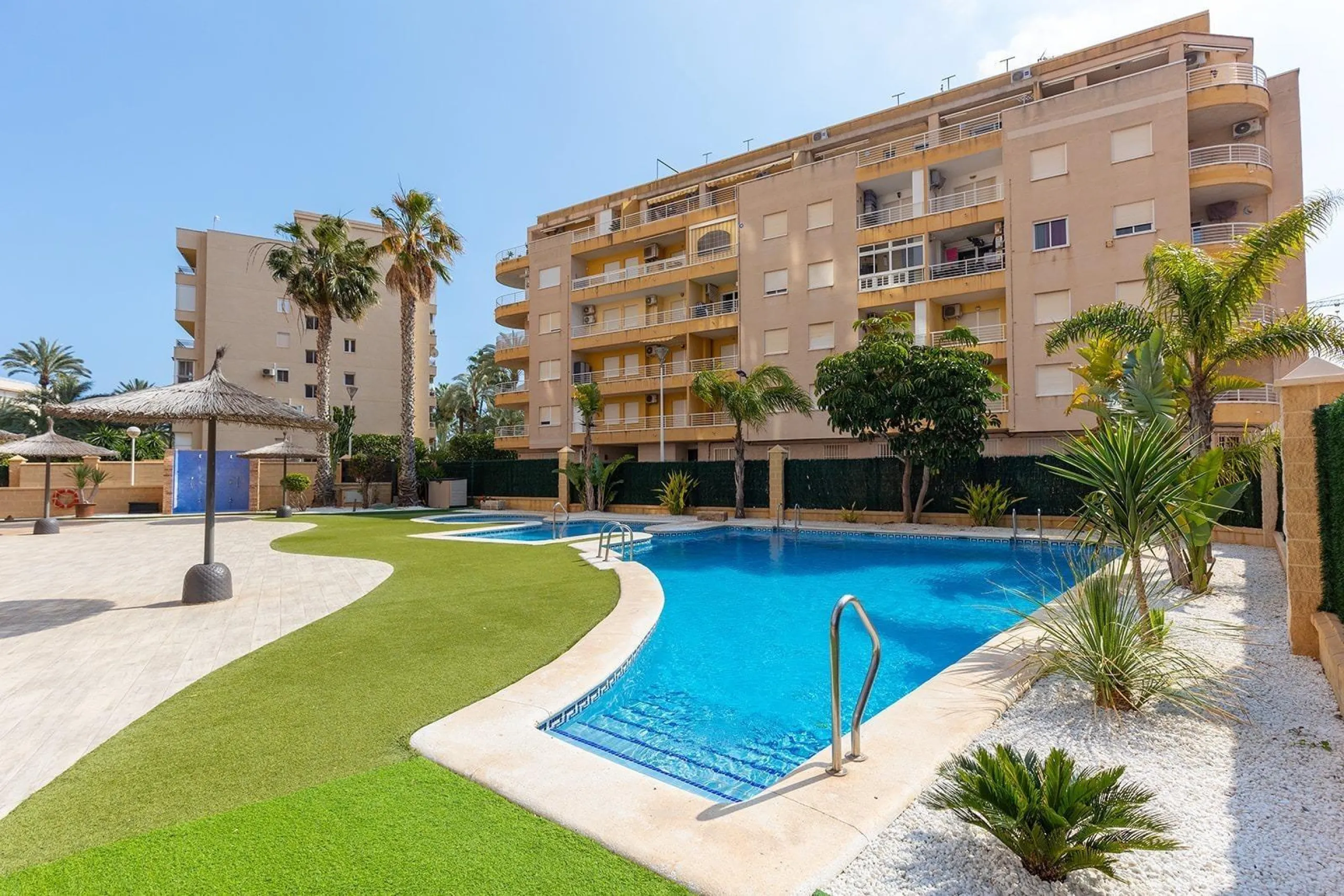 ¡ATALAYAS! 2 HABITACIONES Y 2 BAÑOS CON VISTAS DESPEJADAS + PISCINA