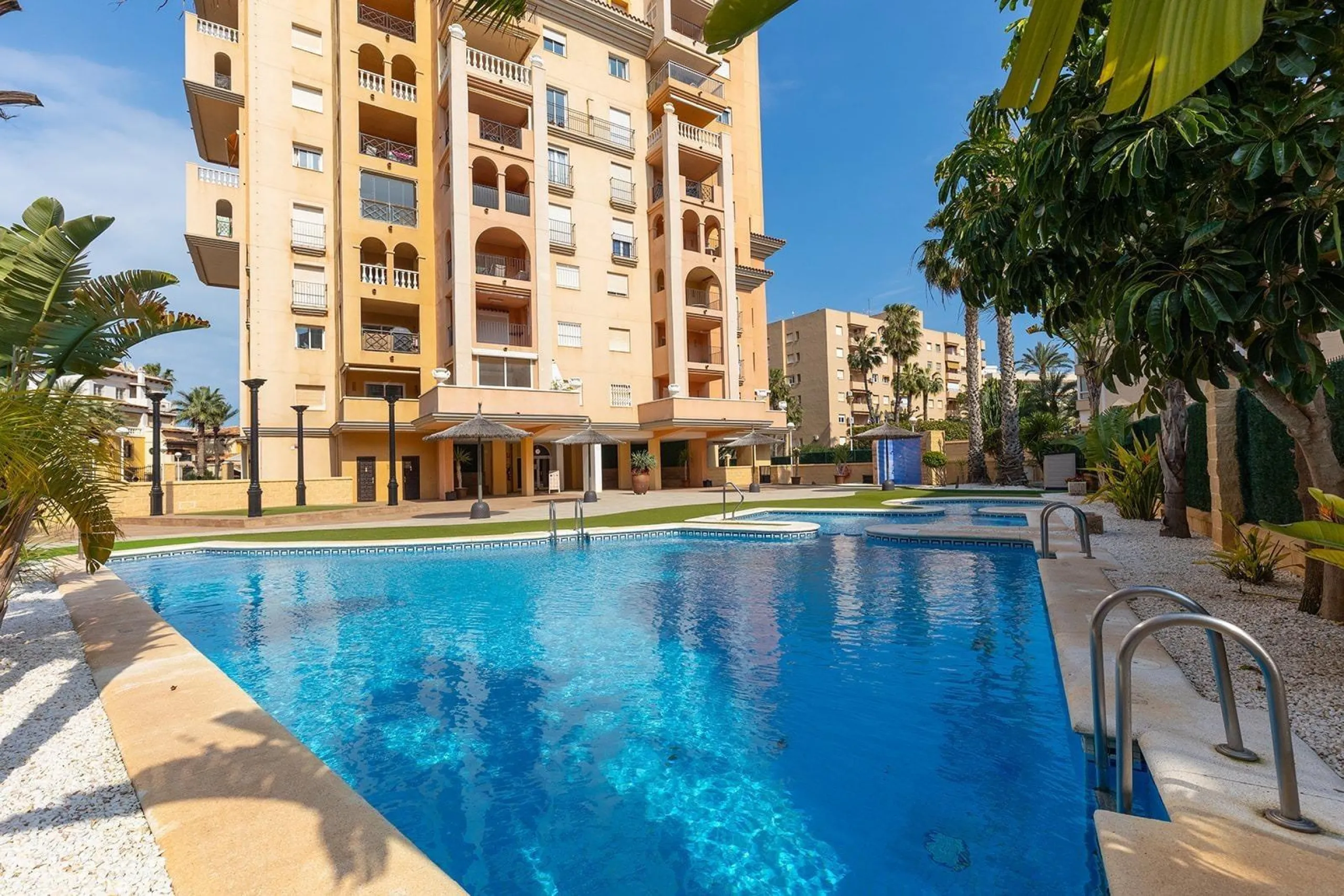 ¡ATALAYAS! 2 HABITACIONES Y 2 BAÑOS CON VISTAS DESPEJADAS + PISCINA
