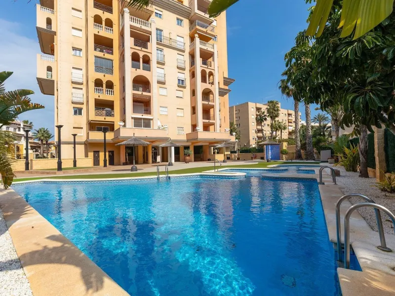 ¡ATALAYAS! 2 HABITACIONES Y 2 BAÑOS CON VISTAS DESPEJADAS + PISCINA