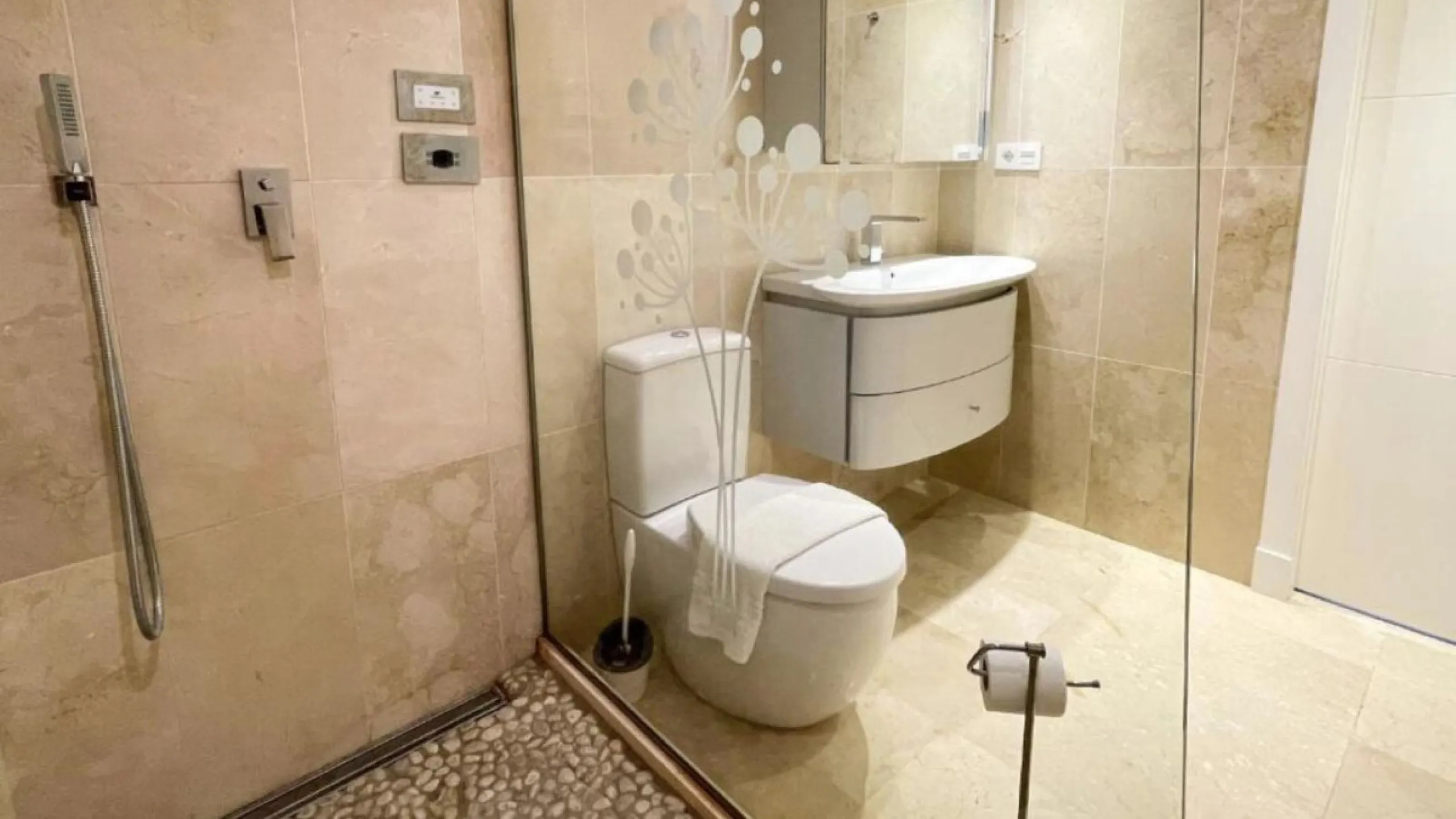 Exklusive renovierte Wohnung mit zwei Schlafzimmern in einer renommierten Hotelanlage in Nueva Andalucía, Marbella