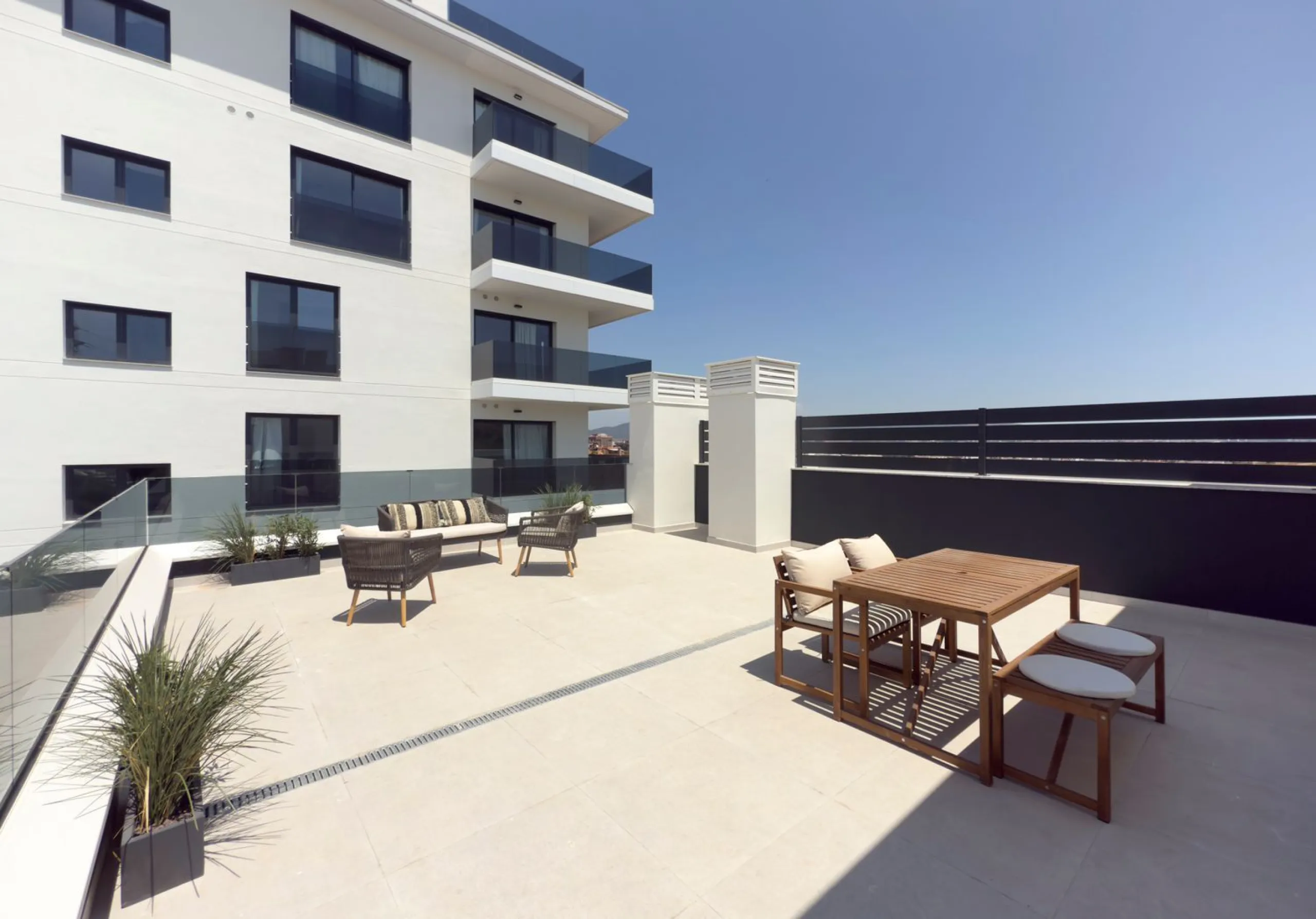 Obra nueva con terrazas, piscina y zonas comunitarias en Sant Boi de Llobregat, Barcelona