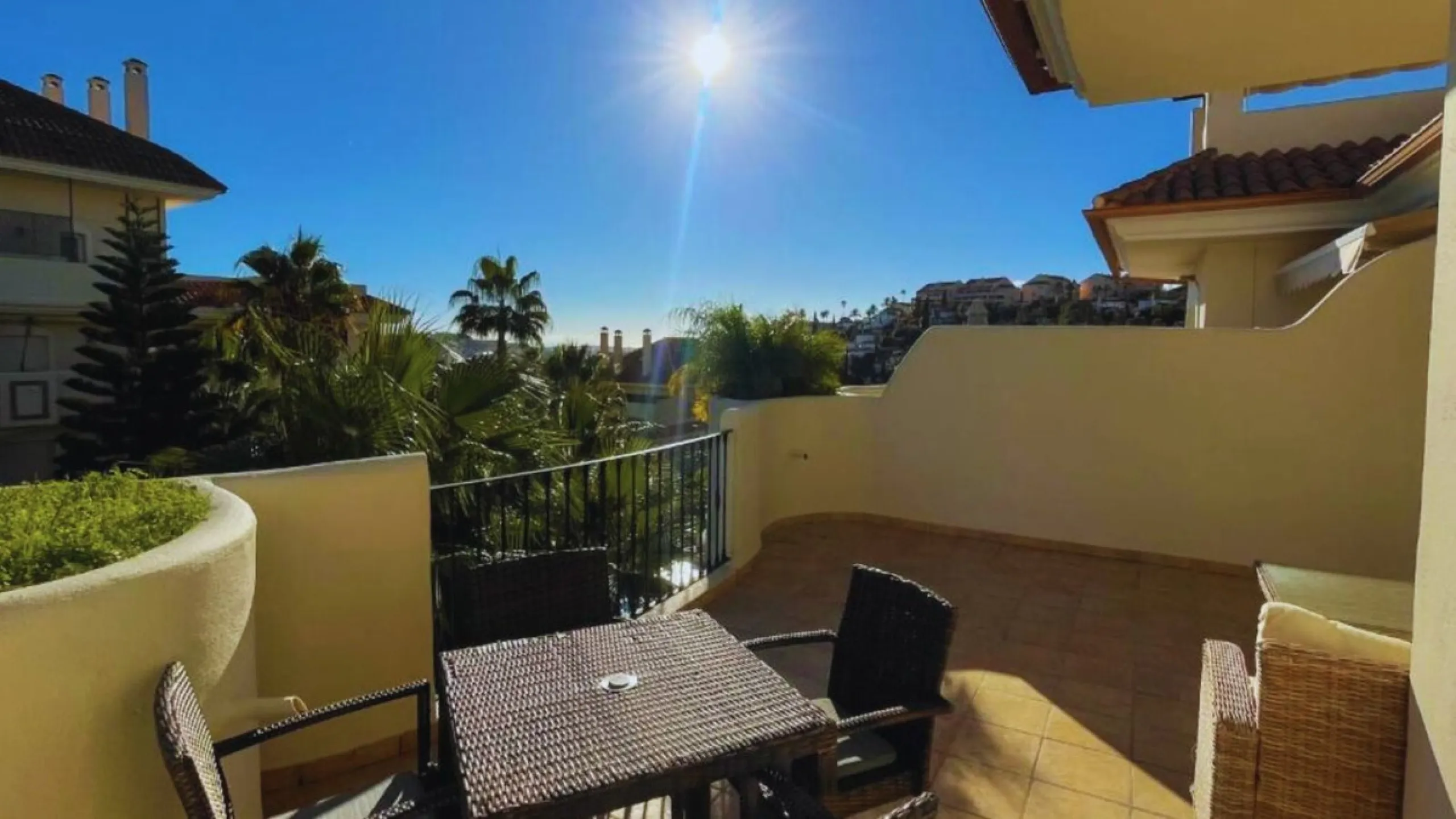 Exklusive renovierte Wohnung mit zwei Schlafzimmern in einer renommierten Hotelanlage in Nueva Andalucía, Marbella