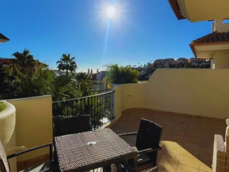 Exklusive renovierte Wohnung mit zwei Schlafzimmern in einer renommierten Hotelanlage in Nueva Andalucía, Marbella