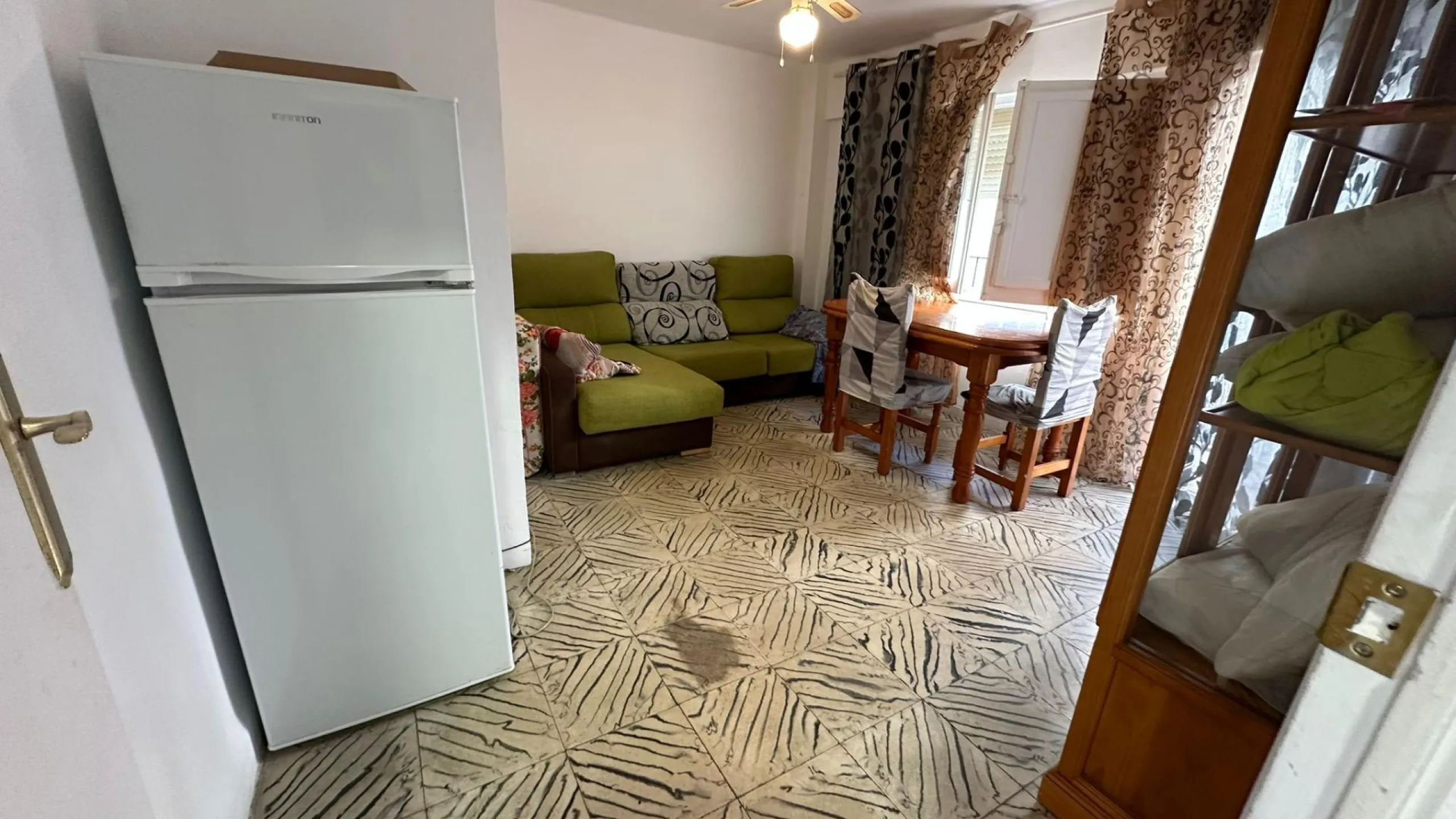 Renovation Opportunity Apartment in Alicante, Colonia Requena