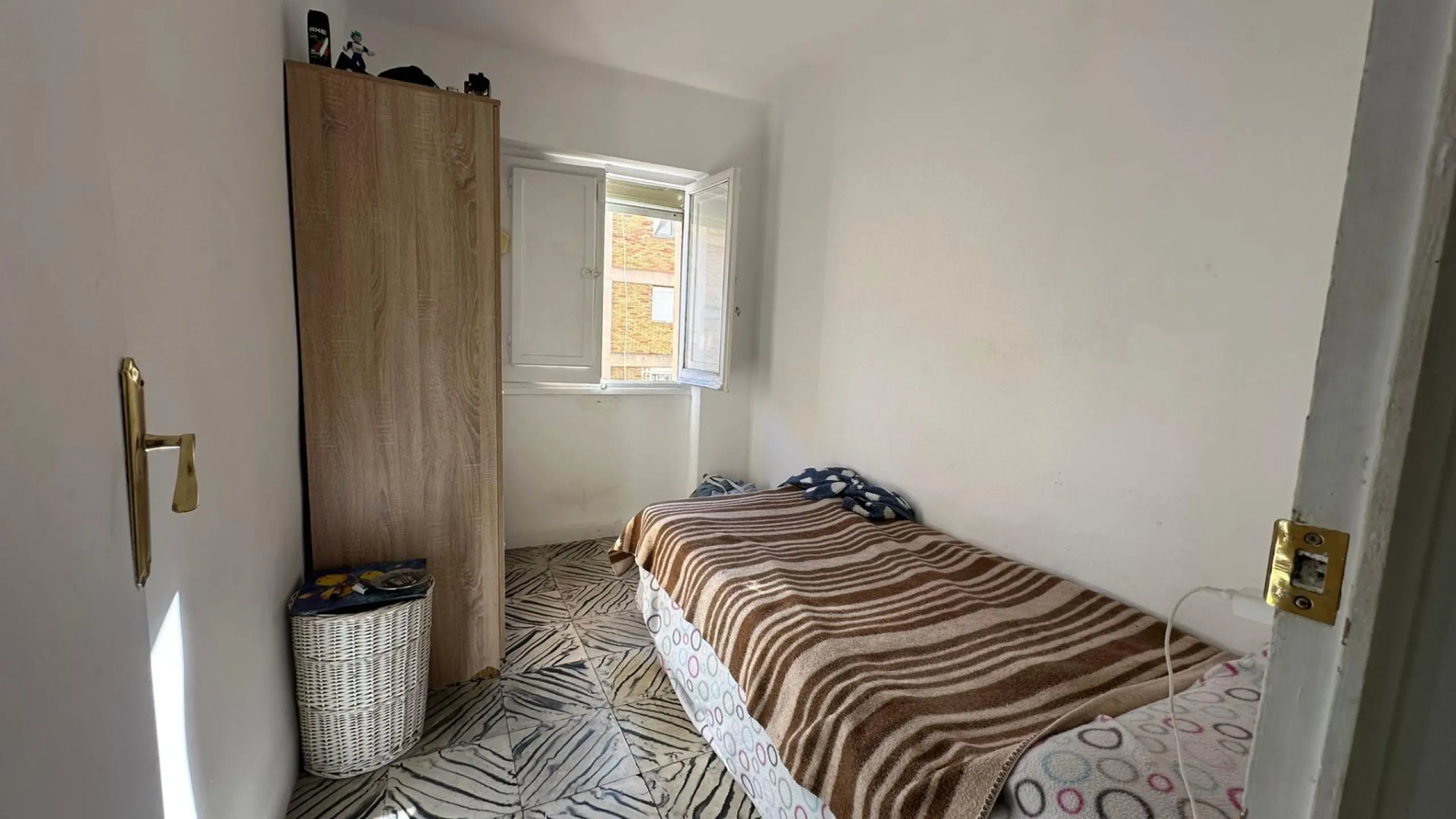 Renovation Opportunity Apartment in Alicante, Colonia Requena