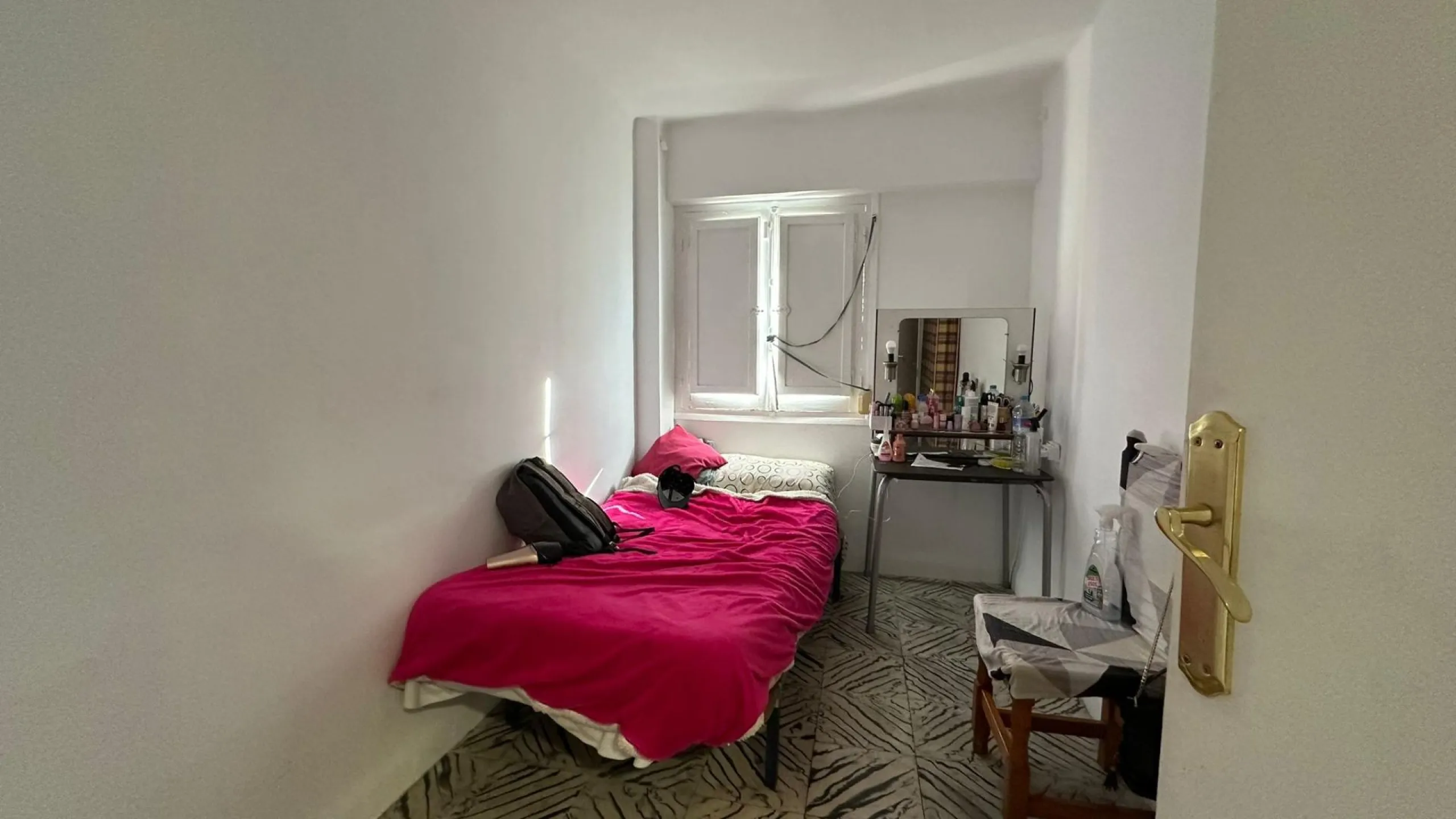 Renovation Opportunity Apartment in Alicante, Colonia Requena