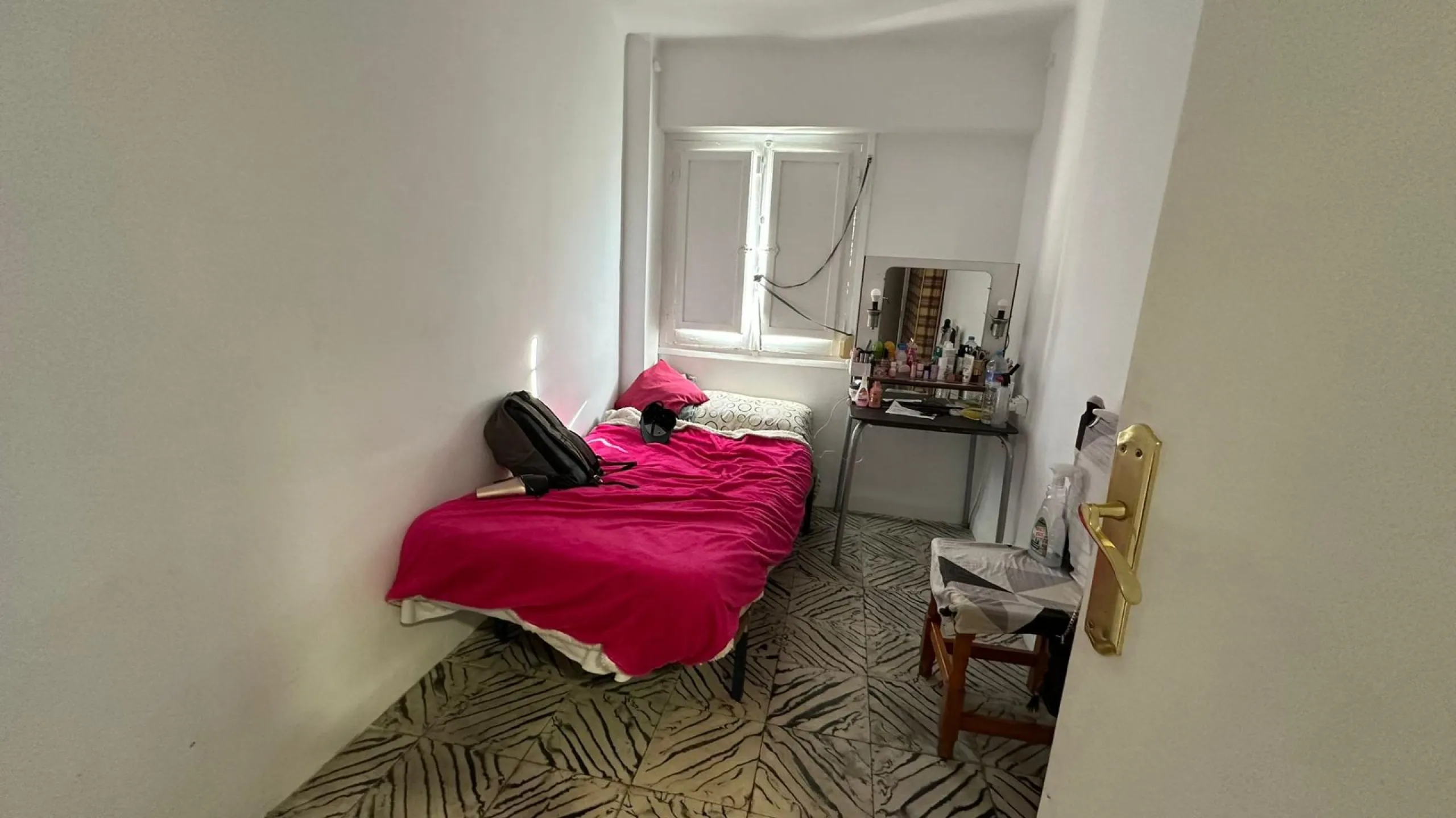 Renovation Opportunity Apartment in Alicante, Colonia Requena