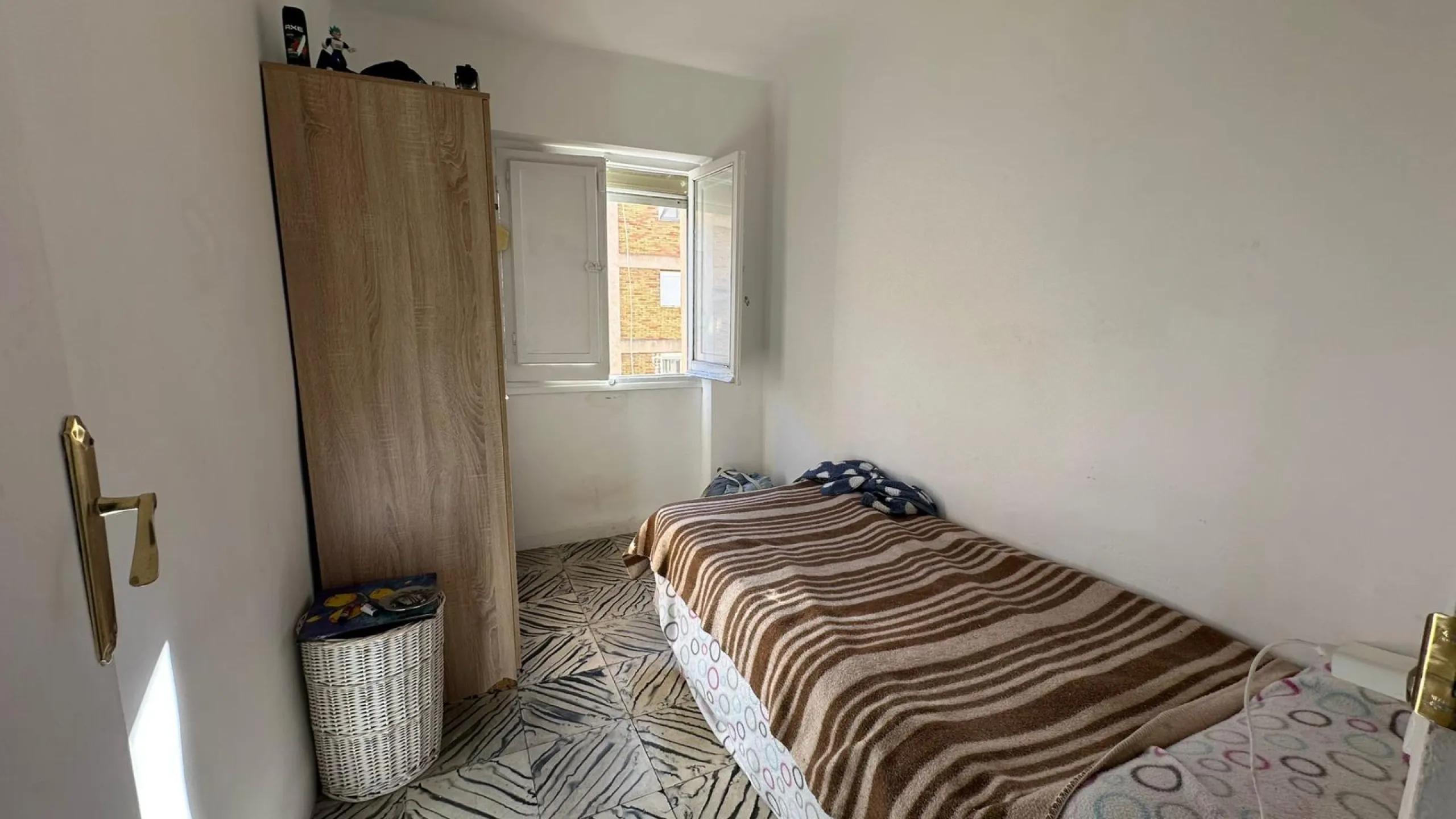 Renovation Opportunity Apartment in Alicante, Colonia Requena