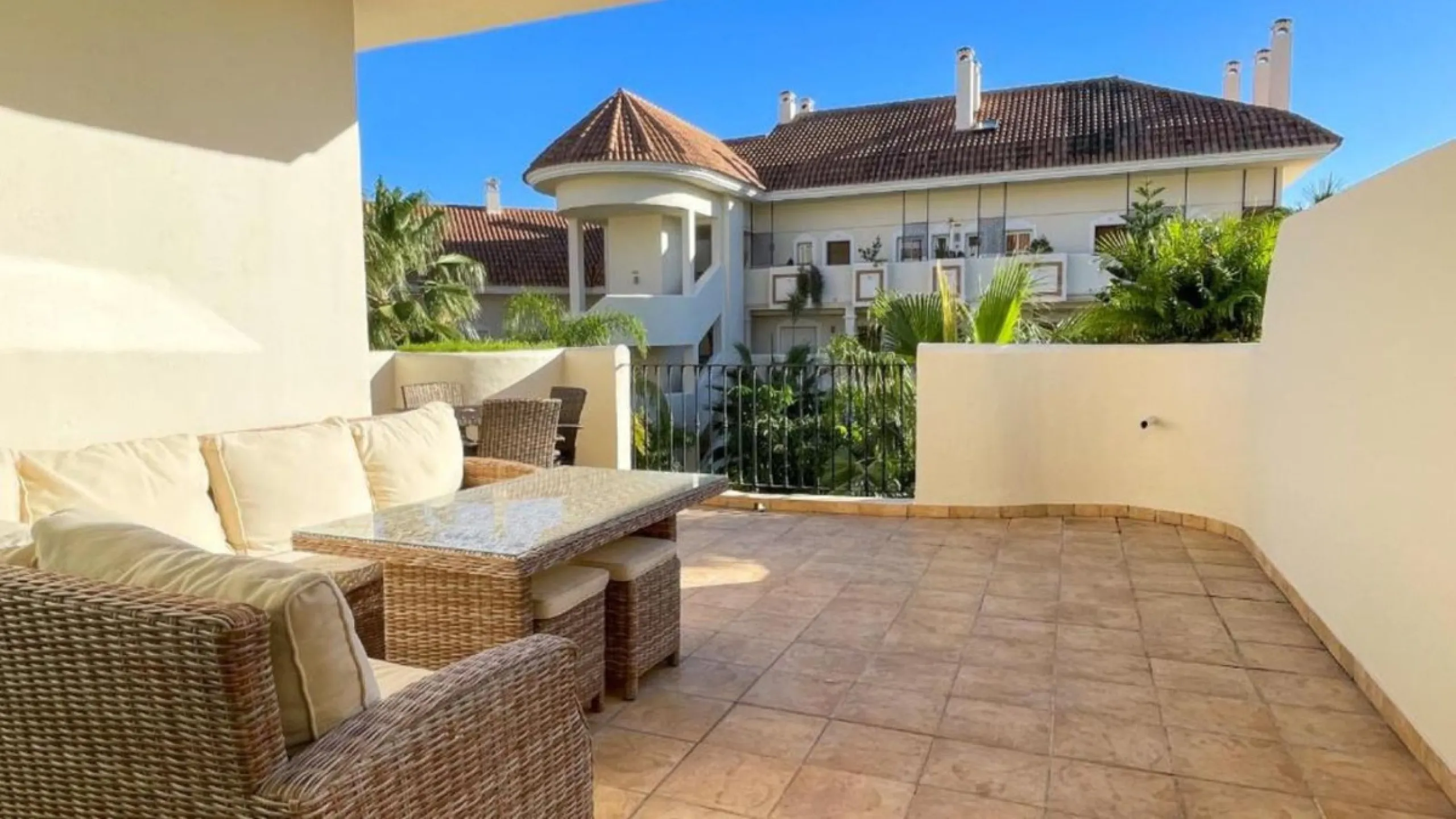 Exklusive renovierte Wohnung mit zwei Schlafzimmern in einer renommierten Hotelanlage in Nueva Andalucía, Marbella