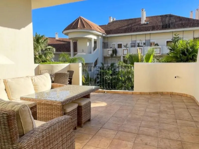 Exklusive renovierte Wohnung mit zwei Schlafzimmern in einer renommierten Hotelanlage in Nueva Andalucía, Marbella