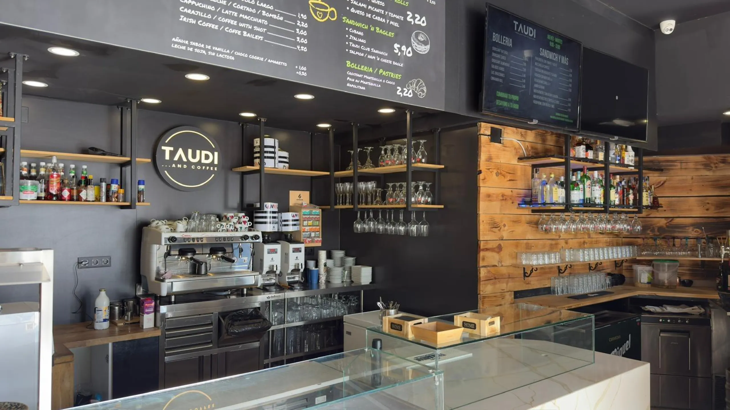 RESTAURANT WITH OWN PREMISES IN BENIDORM