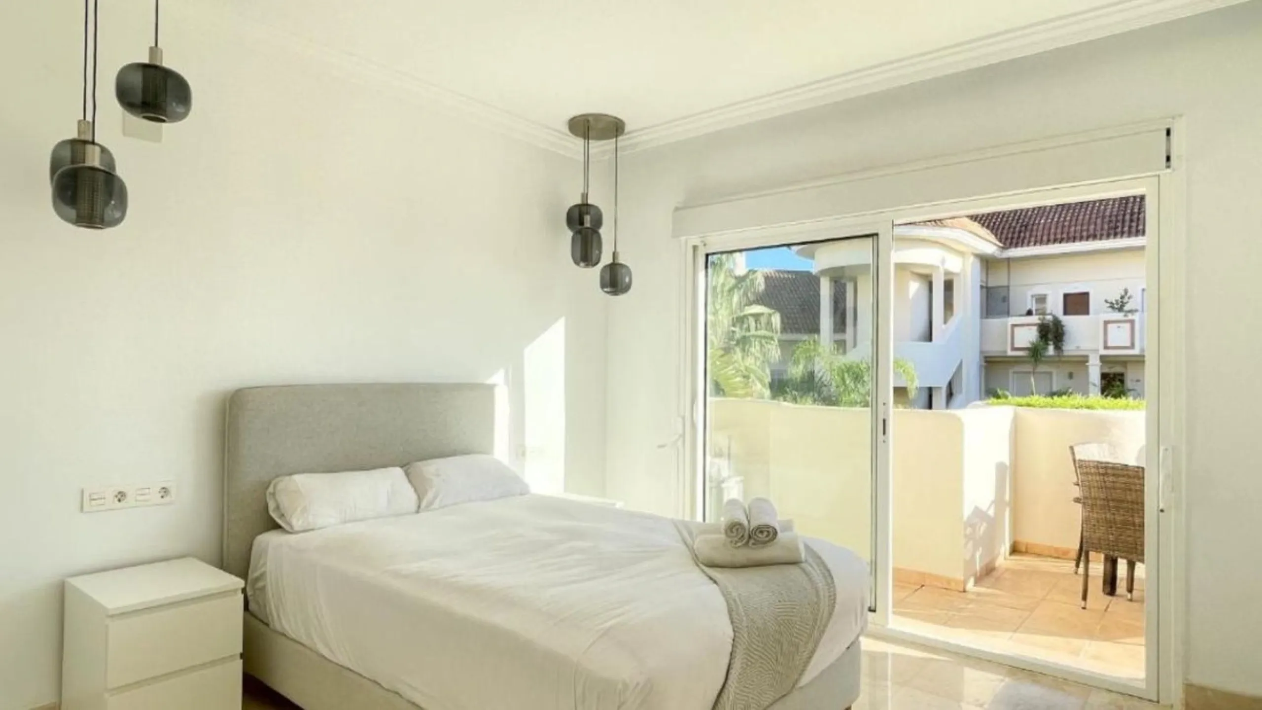 Exklusive renovierte Wohnung mit zwei Schlafzimmern in einer renommierten Hotelanlage in Nueva Andalucía, Marbella
