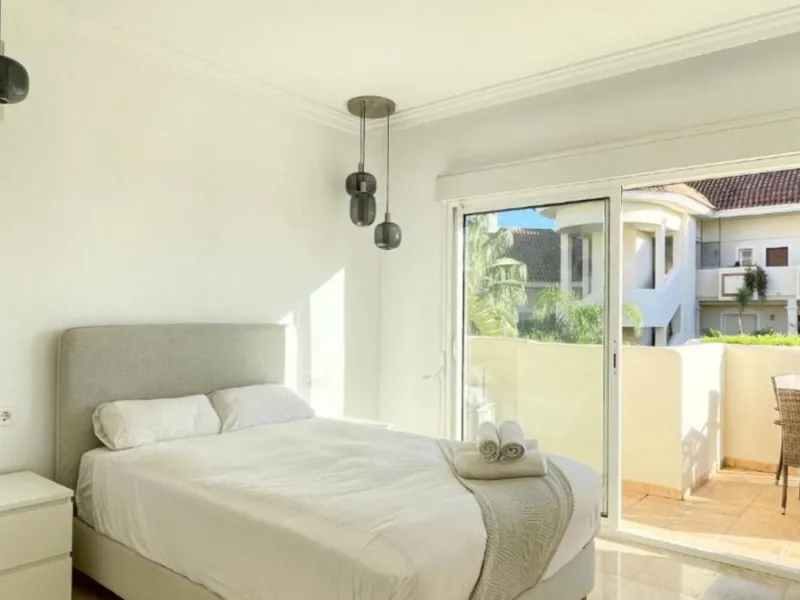 Exklusive renovierte Wohnung mit zwei Schlafzimmern in einer renommierten Hotelanlage in Nueva Andalucía, Marbella