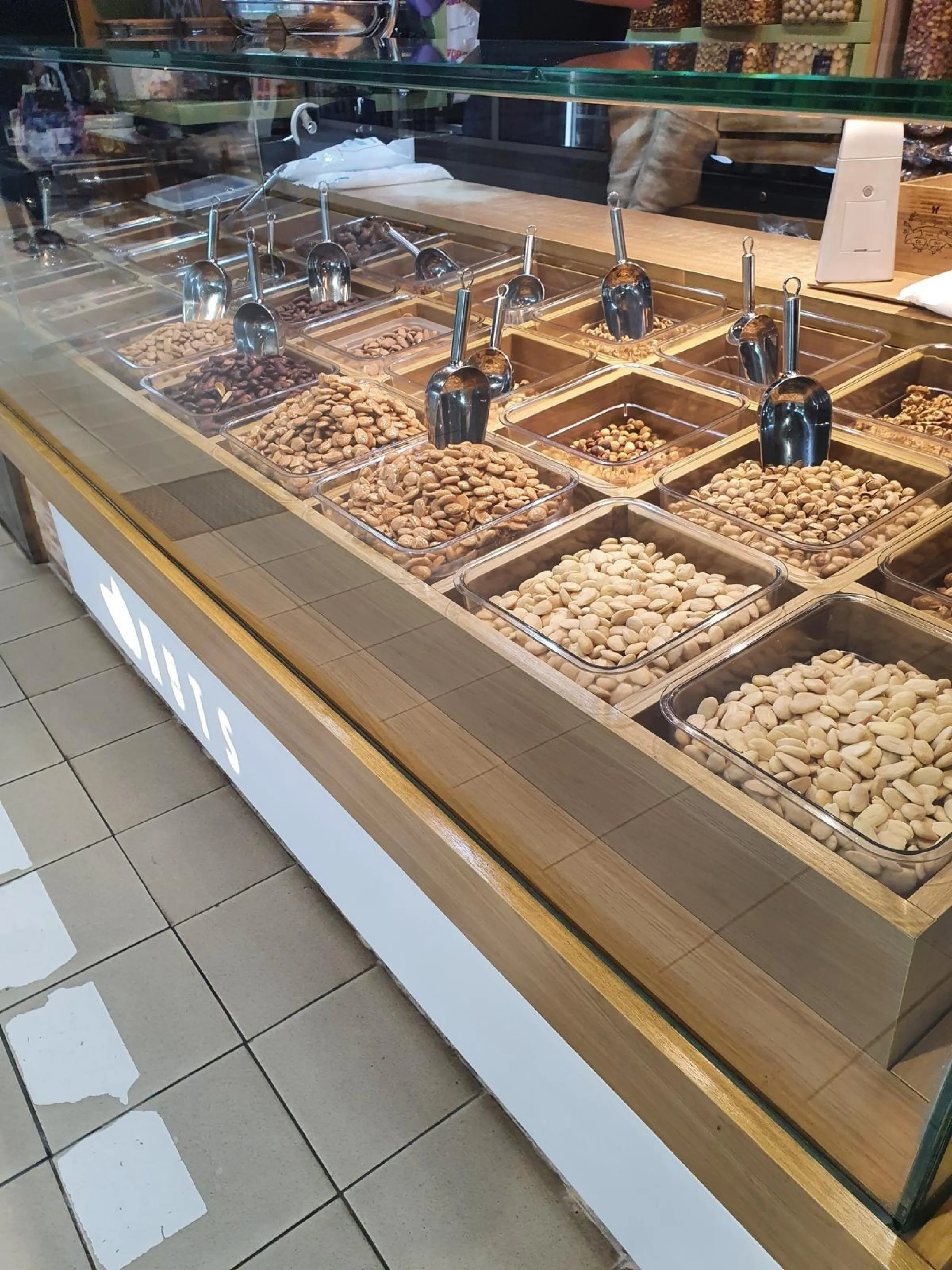 POSITION IN CENTRAL MARKET OF DRIED FRUITS