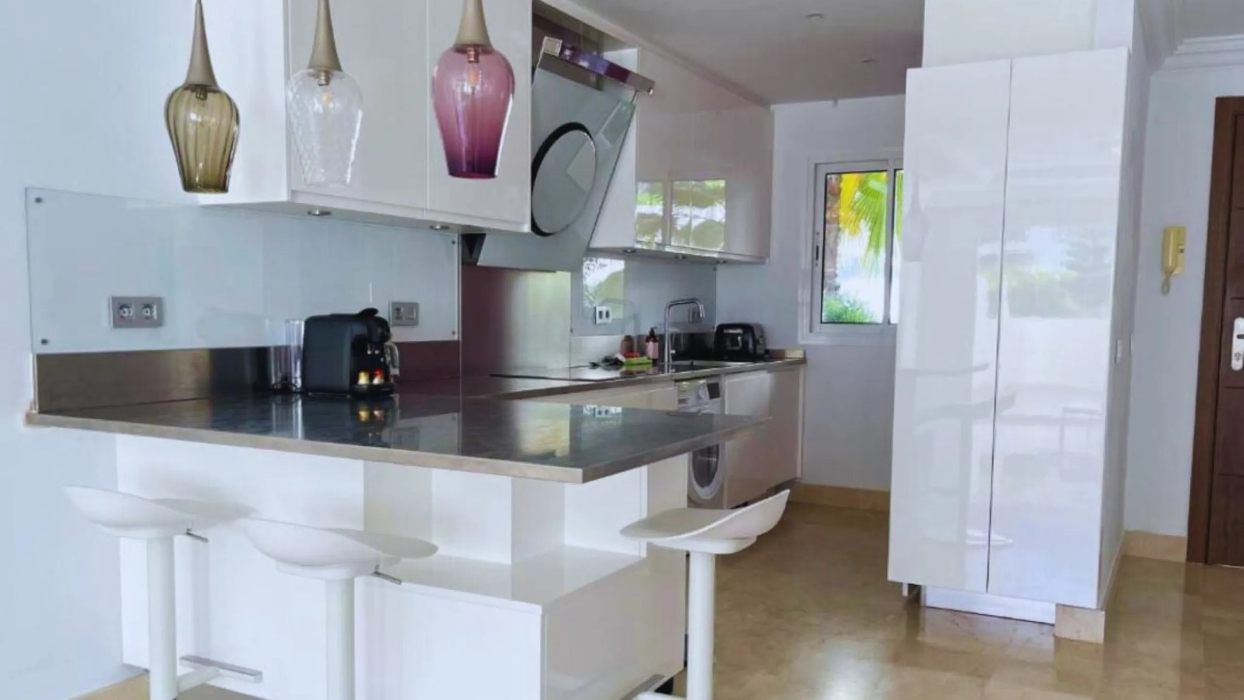 Exklusive renovierte Wohnung mit zwei Schlafzimmern in einer renommierten Hotelanlage in Nueva Andalucía, Marbella