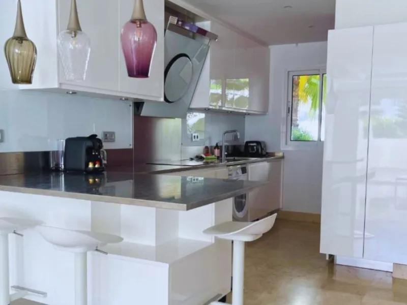 Exklusive renovierte Wohnung mit zwei Schlafzimmern in einer renommierten Hotelanlage in Nueva Andalucía, Marbella