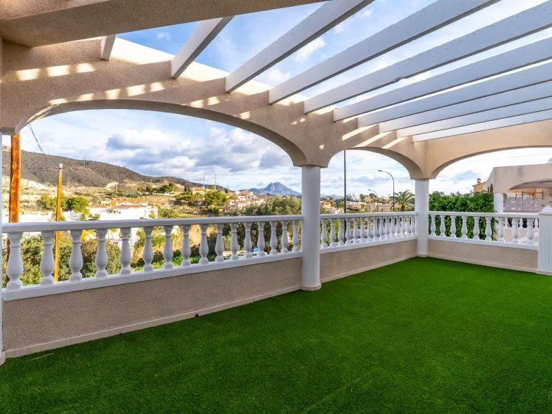 A beautiful chalet with sea and mountain views in El Campello