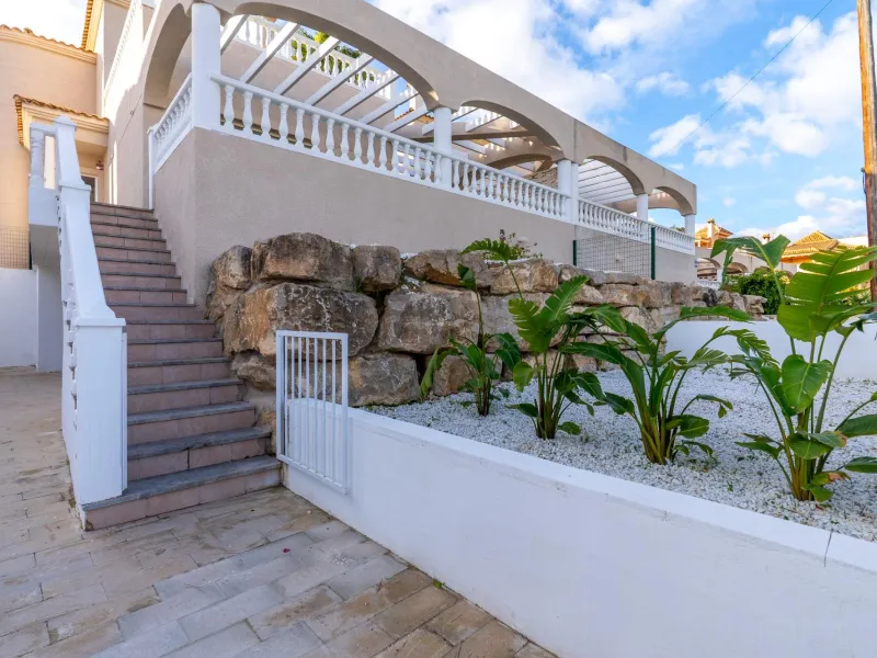 A beautiful chalet with sea and mountain views in El Campello