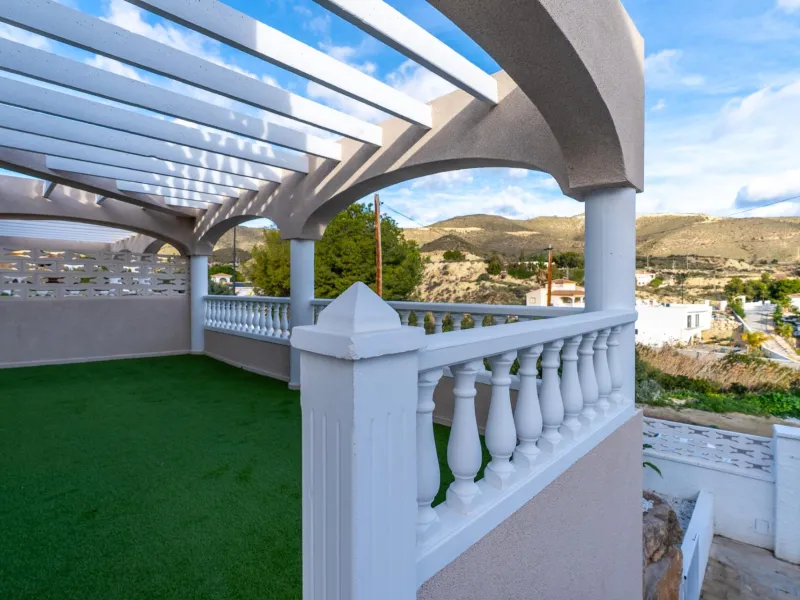 A beautiful chalet with sea and mountain views in El Campello