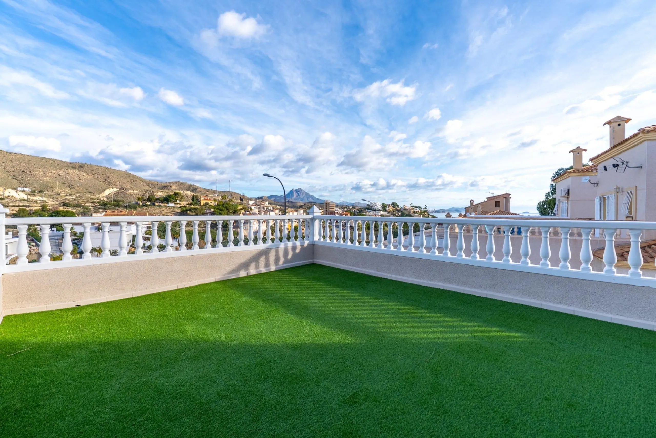 A beautiful chalet with sea and mountain views in El Campello