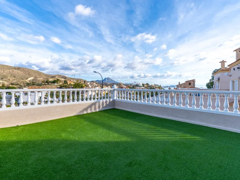 A beautiful chalet with sea and mountain views in El Campello