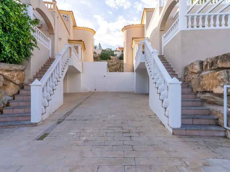 A beautiful chalet with sea and mountain views in El Campello