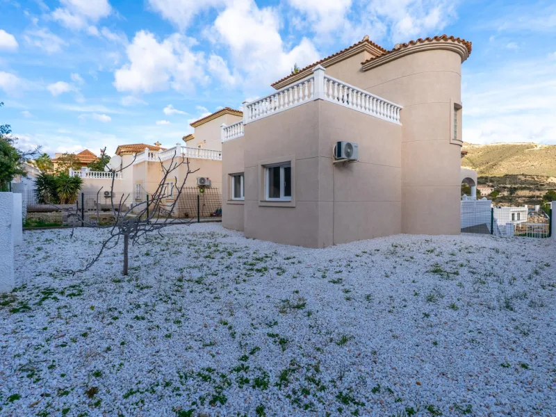 A beautiful chalet with sea and mountain views in El Campello