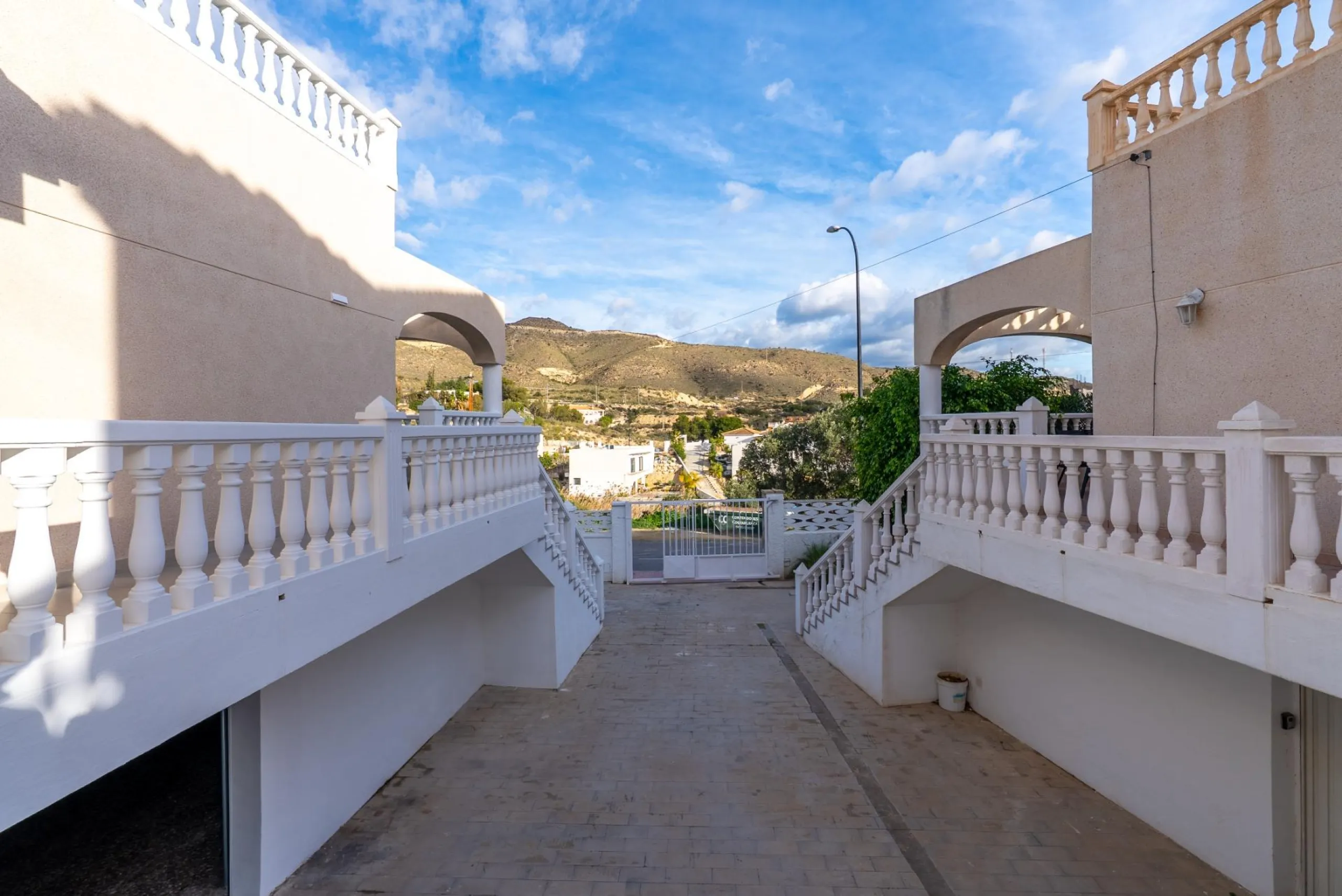A beautiful chalet with sea and mountain views in El Campello
