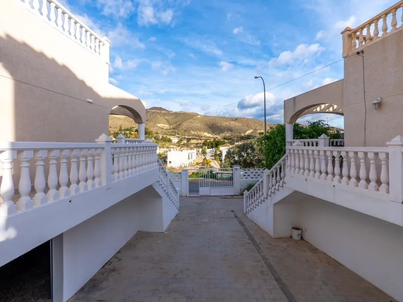 A beautiful chalet with sea and mountain views in El Campello