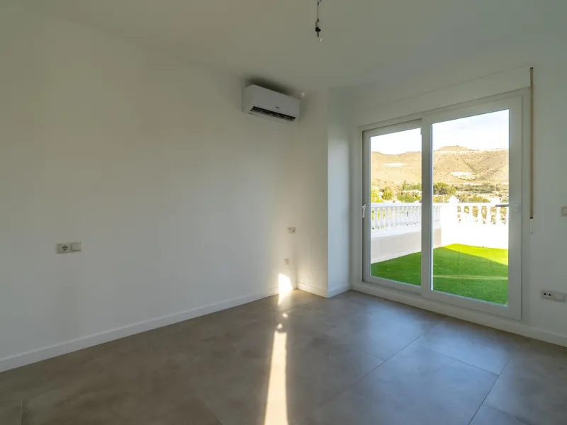 A beautiful chalet with sea and mountain views in El Campello