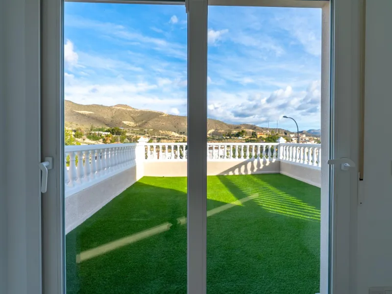 A beautiful chalet with sea and mountain views in El Campello