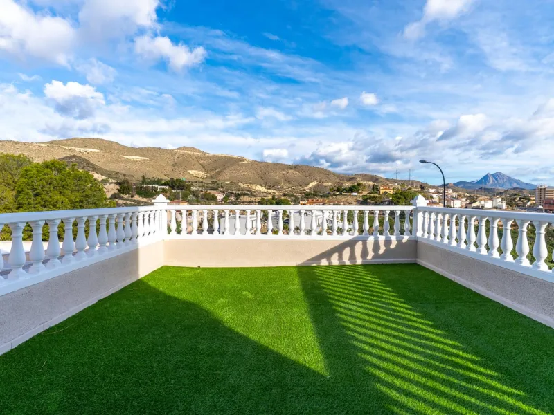 A beautiful chalet with sea and mountain views in El Campello