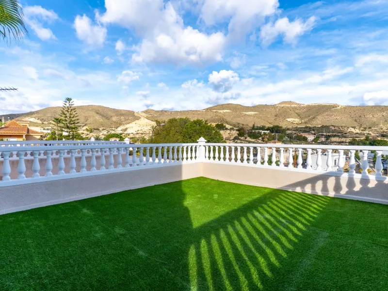 A beautiful chalet with sea and mountain views in El Campello