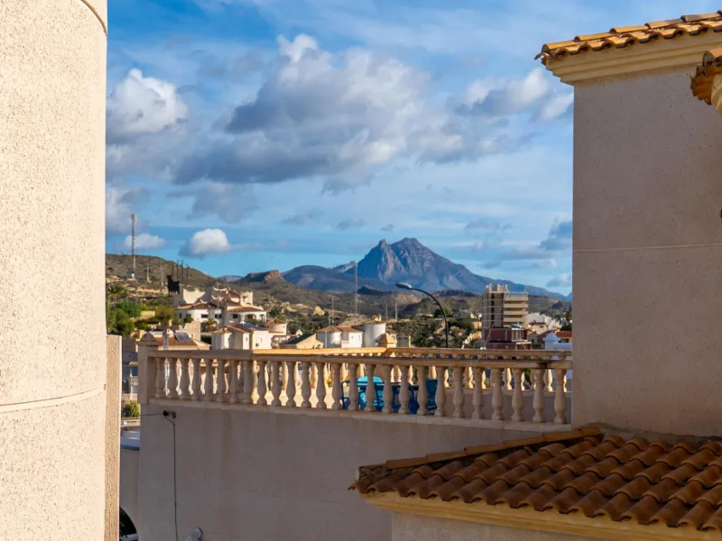 A beautiful chalet with sea and mountain views in El Campello