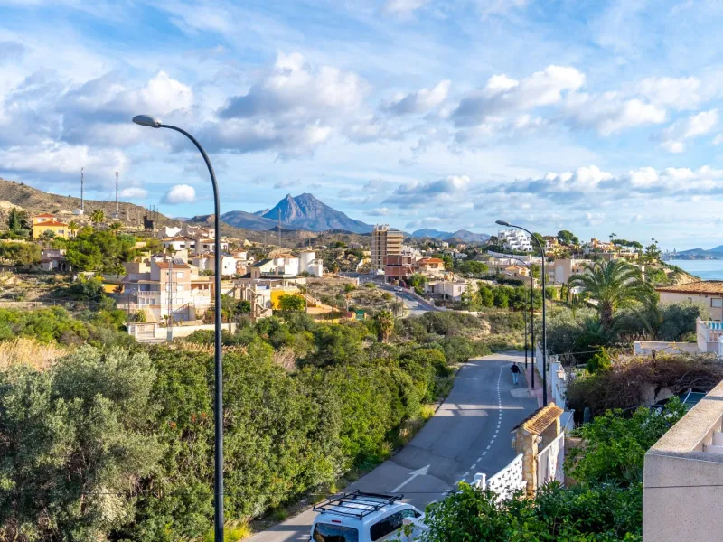 A beautiful chalet with sea and mountain views in El Campello