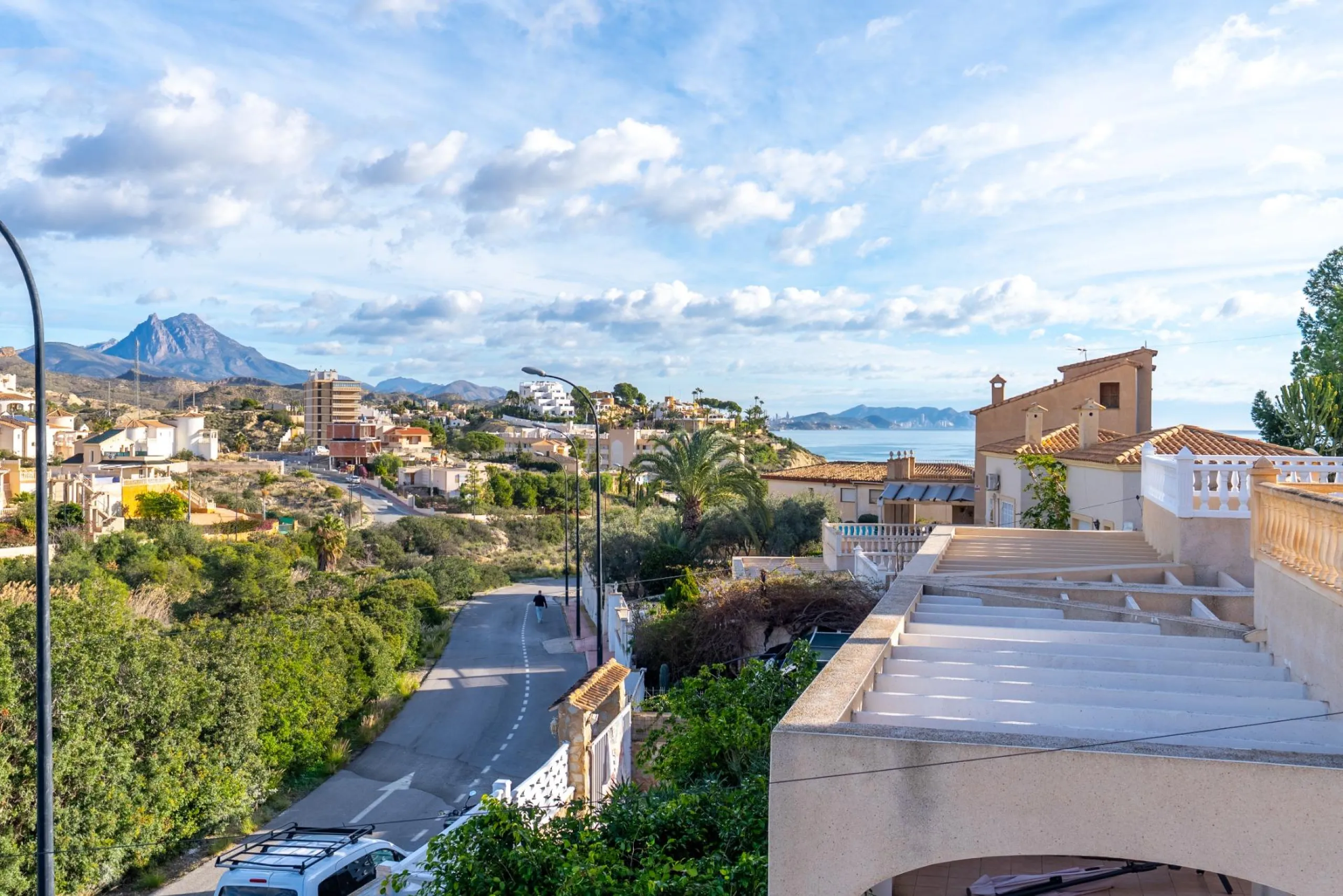 A beautiful chalet with sea and mountain views in El Campello