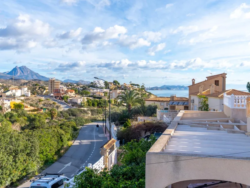 A beautiful chalet with sea and mountain views in El Campello