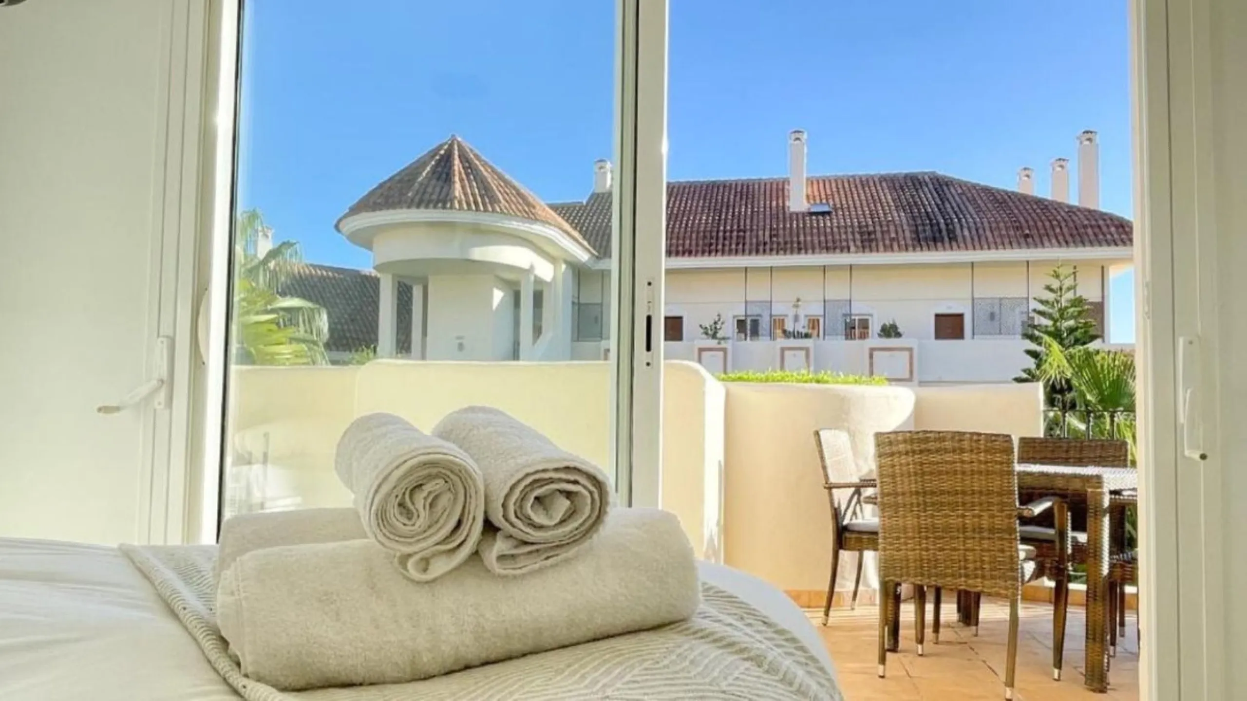 Exklusive renovierte Wohnung mit zwei Schlafzimmern in einer renommierten Hotelanlage in Nueva Andalucía, Marbella