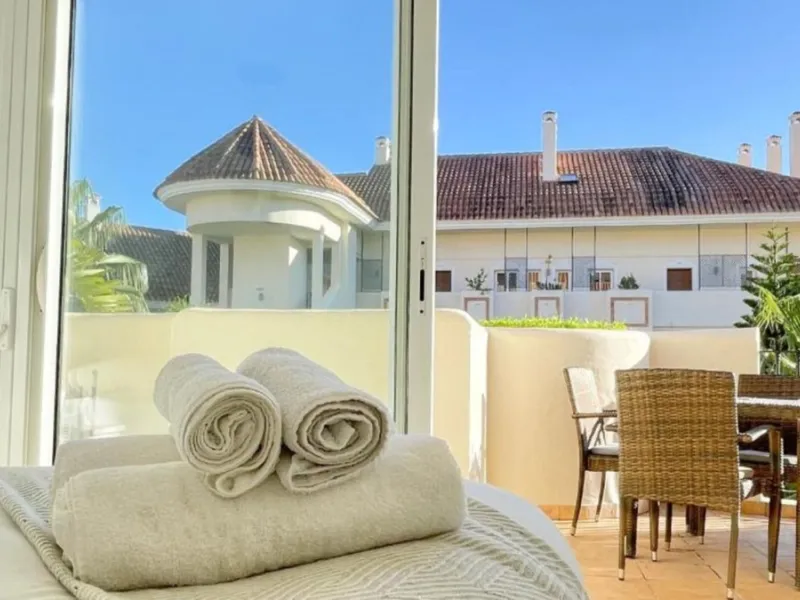 Exklusive renovierte Wohnung mit zwei Schlafzimmern in einer renommierten Hotelanlage in Nueva Andalucía, Marbella
