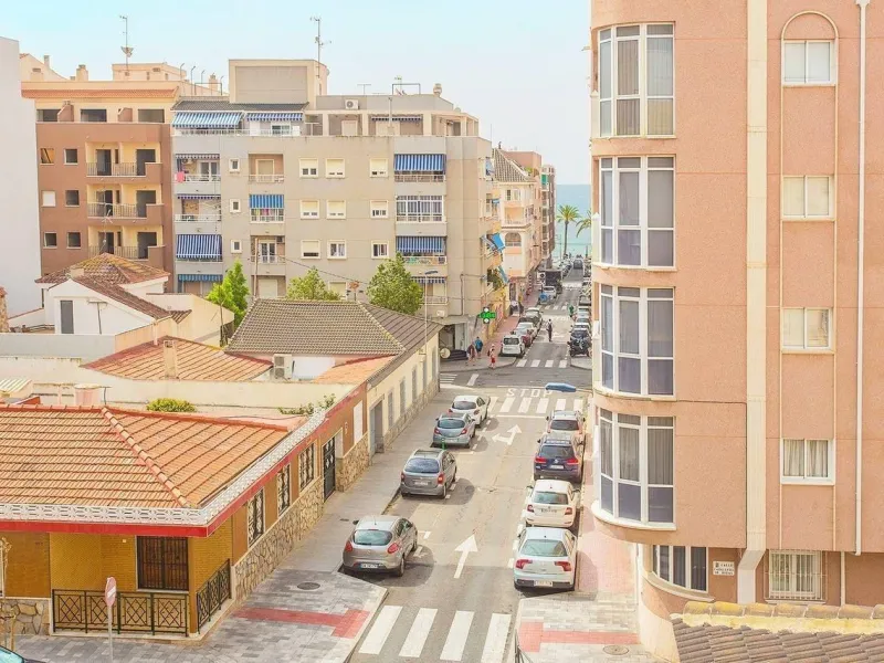 AMPLIO PISO SOLEADO A 200M DE LA PLAYA CON TERRAZA Y VISTAS AL MAR