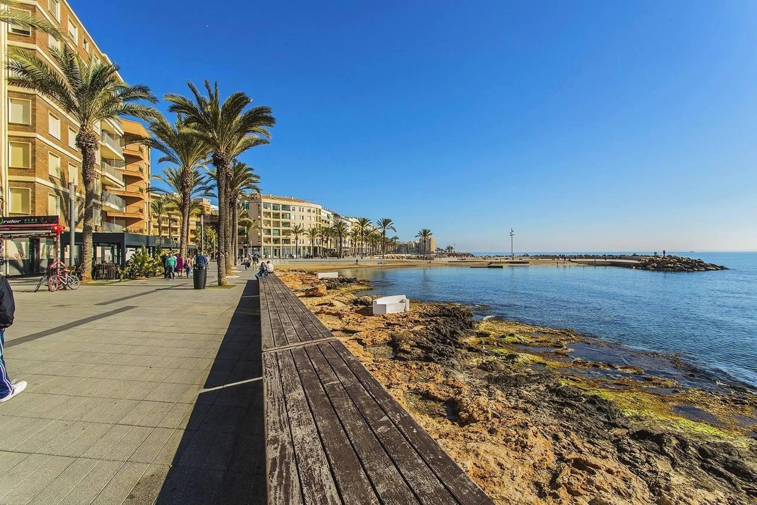 AMPLIO PISO SOLEADO A 200M DE LA PLAYA CON TERRAZA Y VISTAS AL MAR