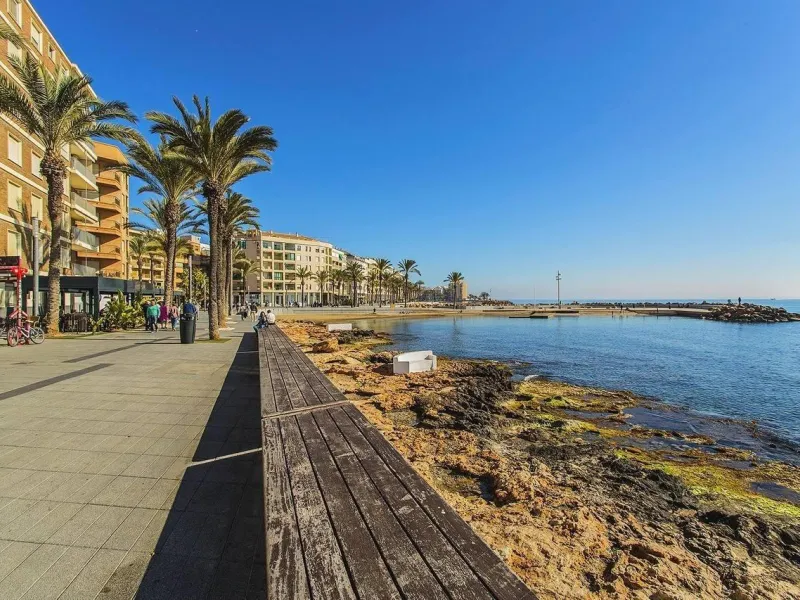 AMPLIO PISO SOLEADO A 200M DE LA PLAYA CON TERRAZA Y VISTAS AL MAR