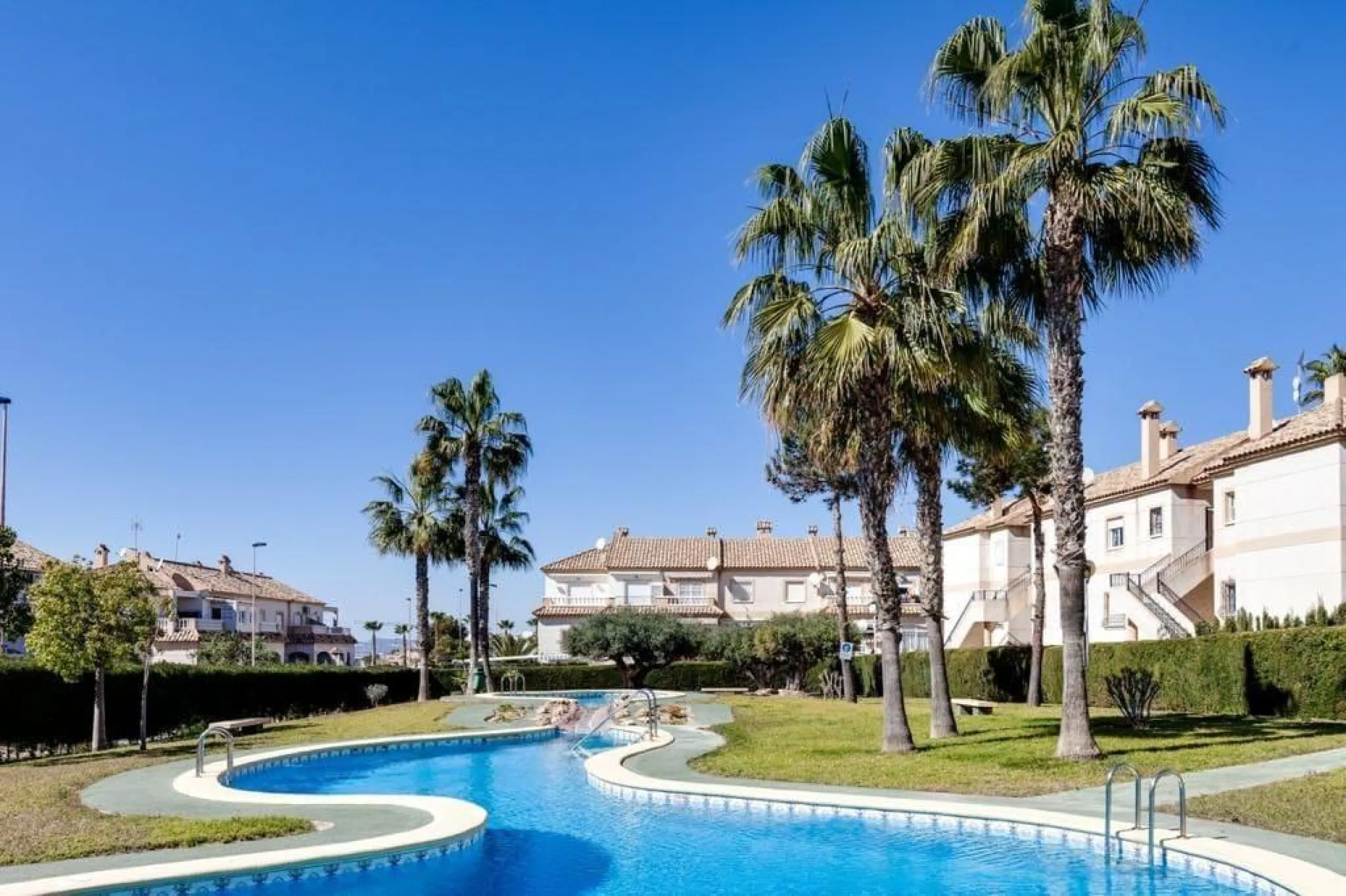 Cozy townhouse in one of the most sought-after areas of Torrevieja — Aguas Nuevas